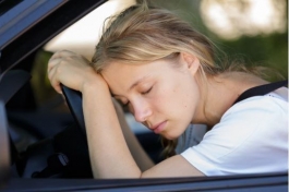 Ezért életveszélyes a fáradtság vezetés közben