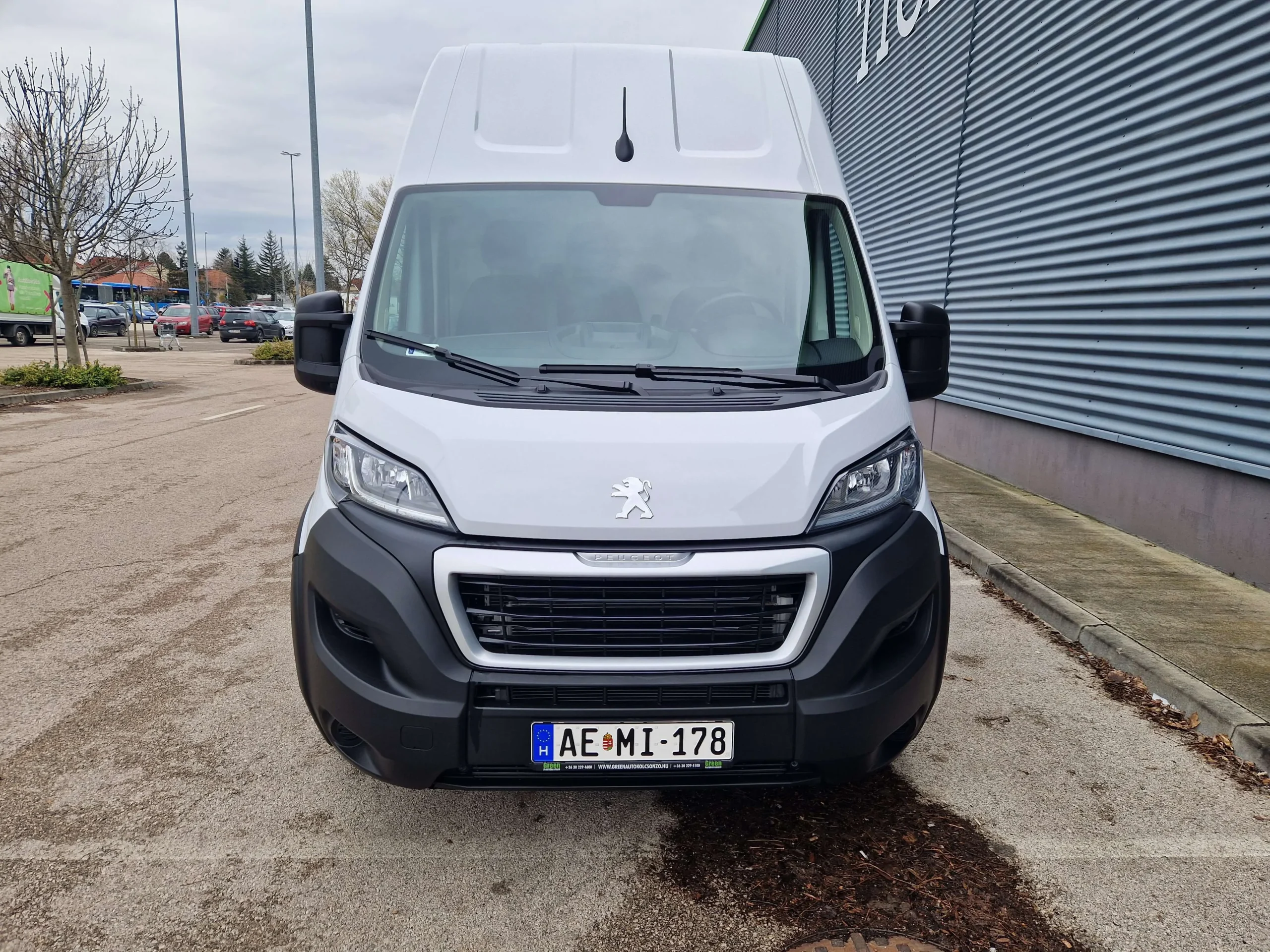 Peugeot Boxer AEMI-178 - Green Autókölcsönző