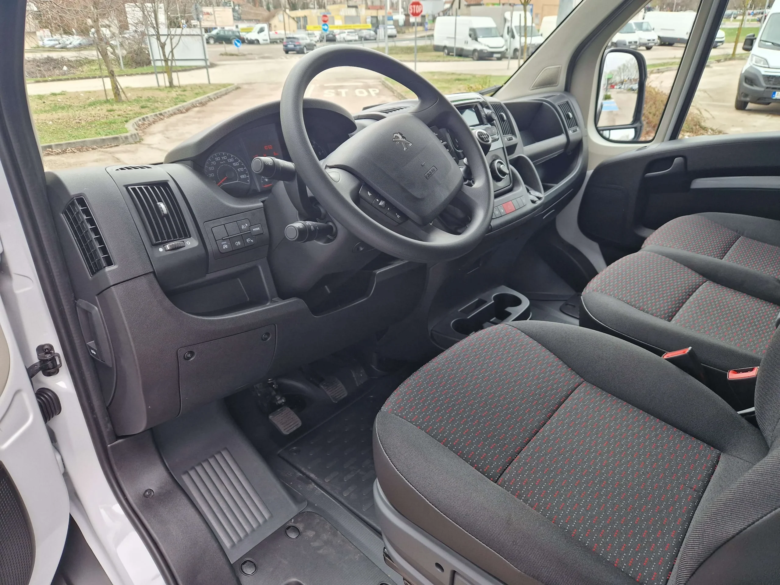 Peugeot Boxer AEMI-178 - Green Autókölcsönző