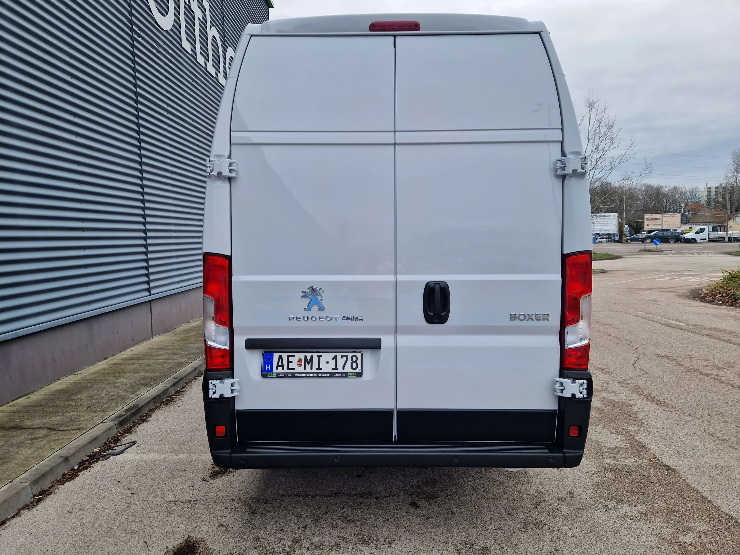 Peugeot Boxer AEMI-178 - Green Autókölcsönző
