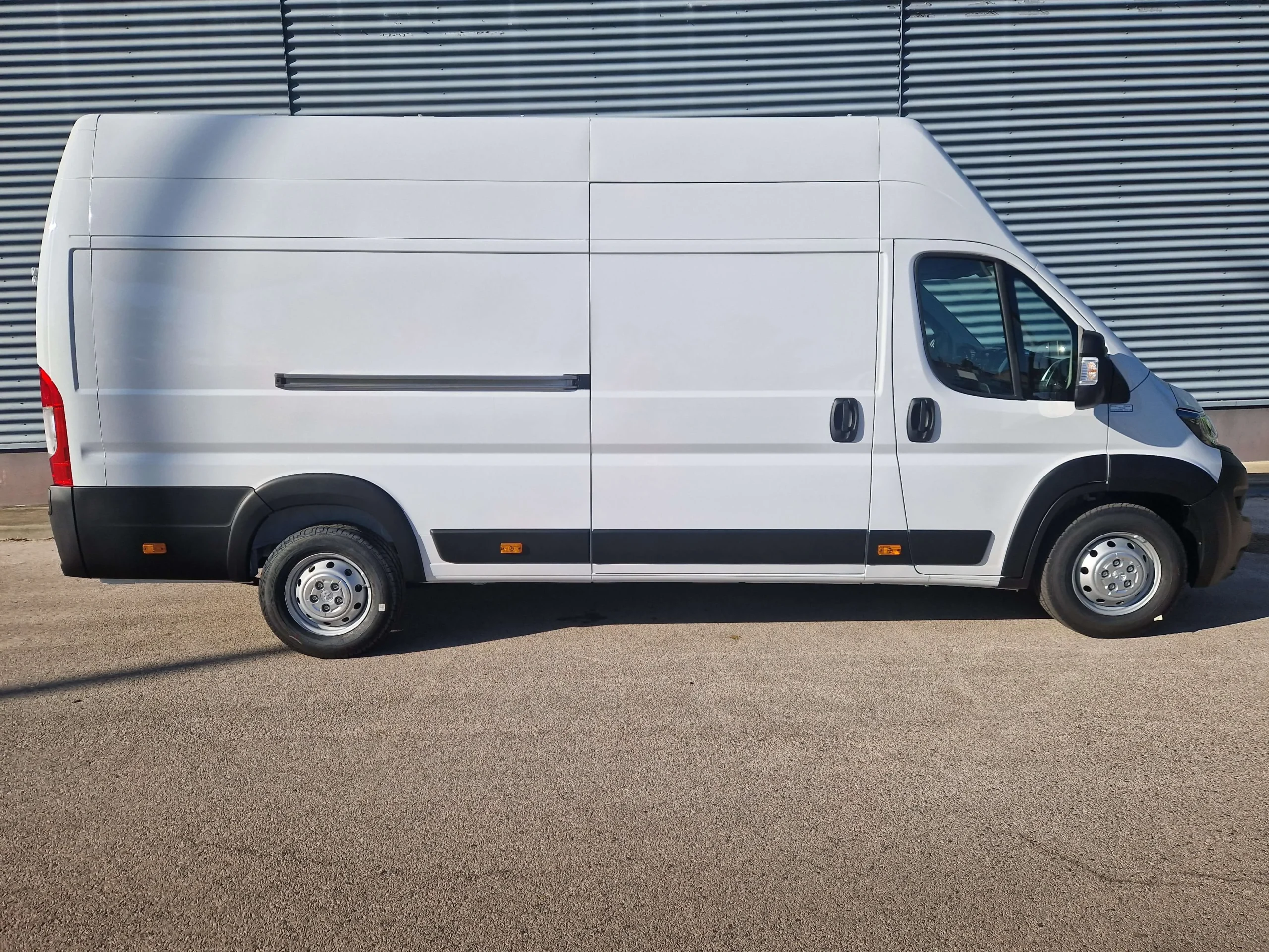Peugeot Boxer L4H3 AEEV-558 - Green Autókölcsönző