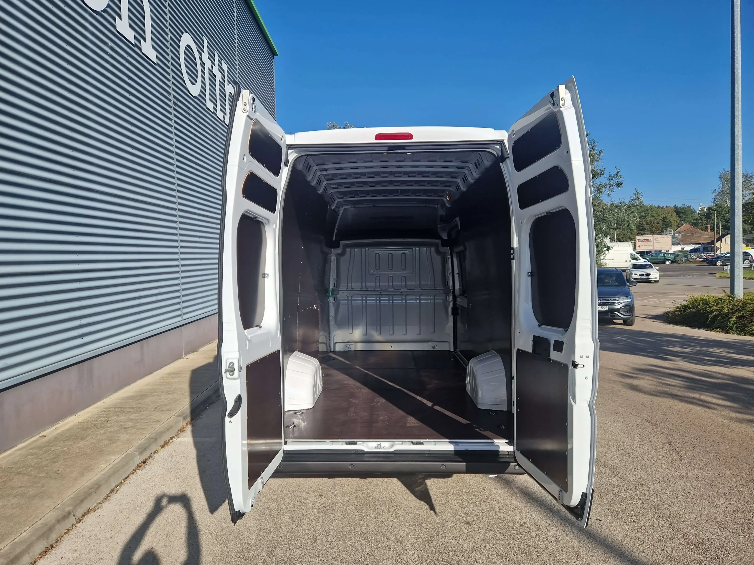 Peugeot Boxer L4H3 AEEV-558 - Green Autókölcsönző
