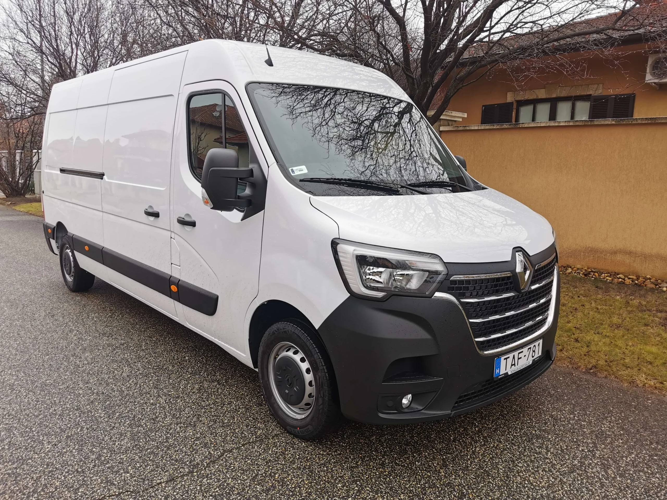 Renault Master AIBQ-231 - Green Autókölcsönző