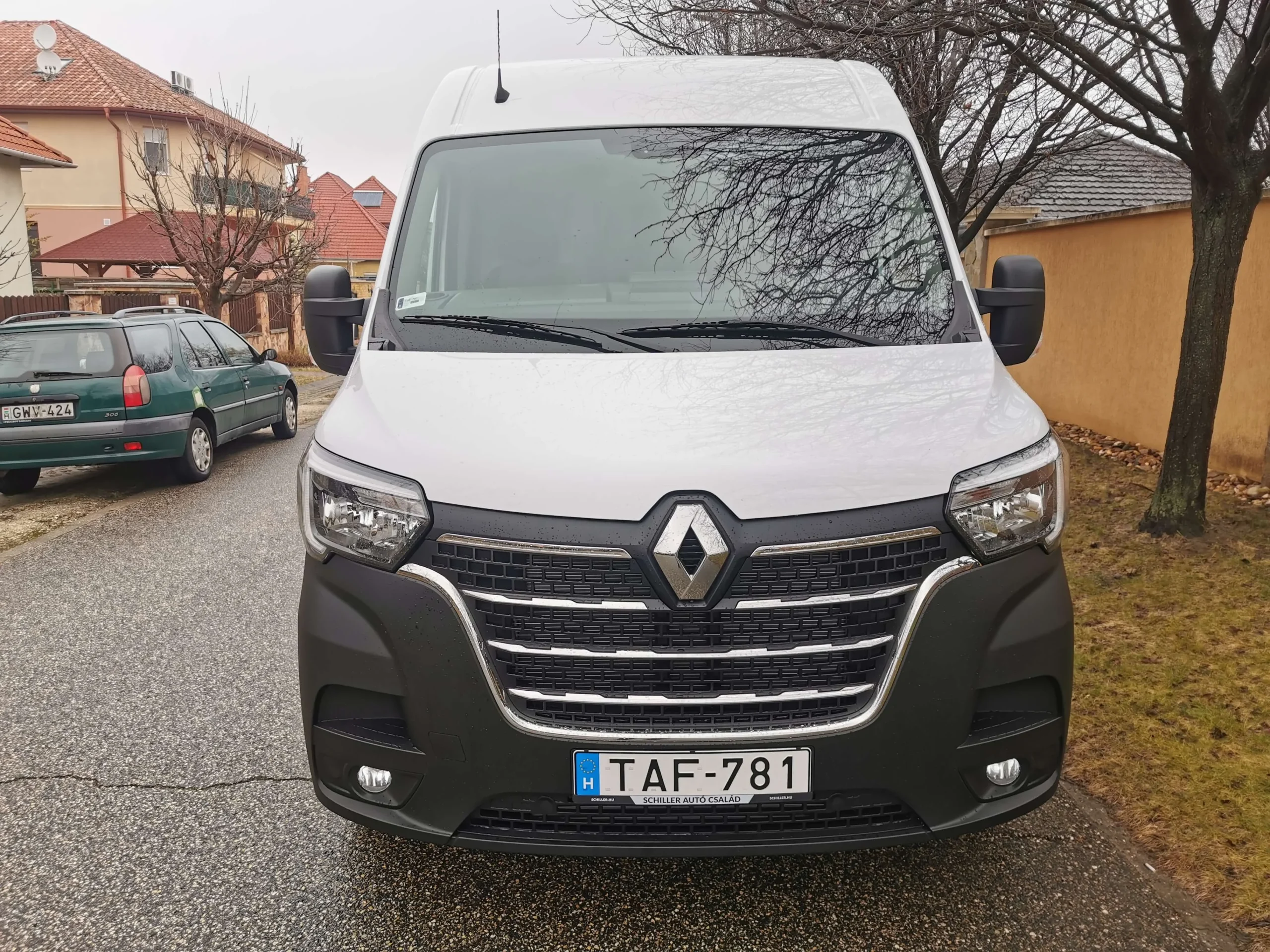 Renault Master AIBQ-231 - Green Autókölcsönző