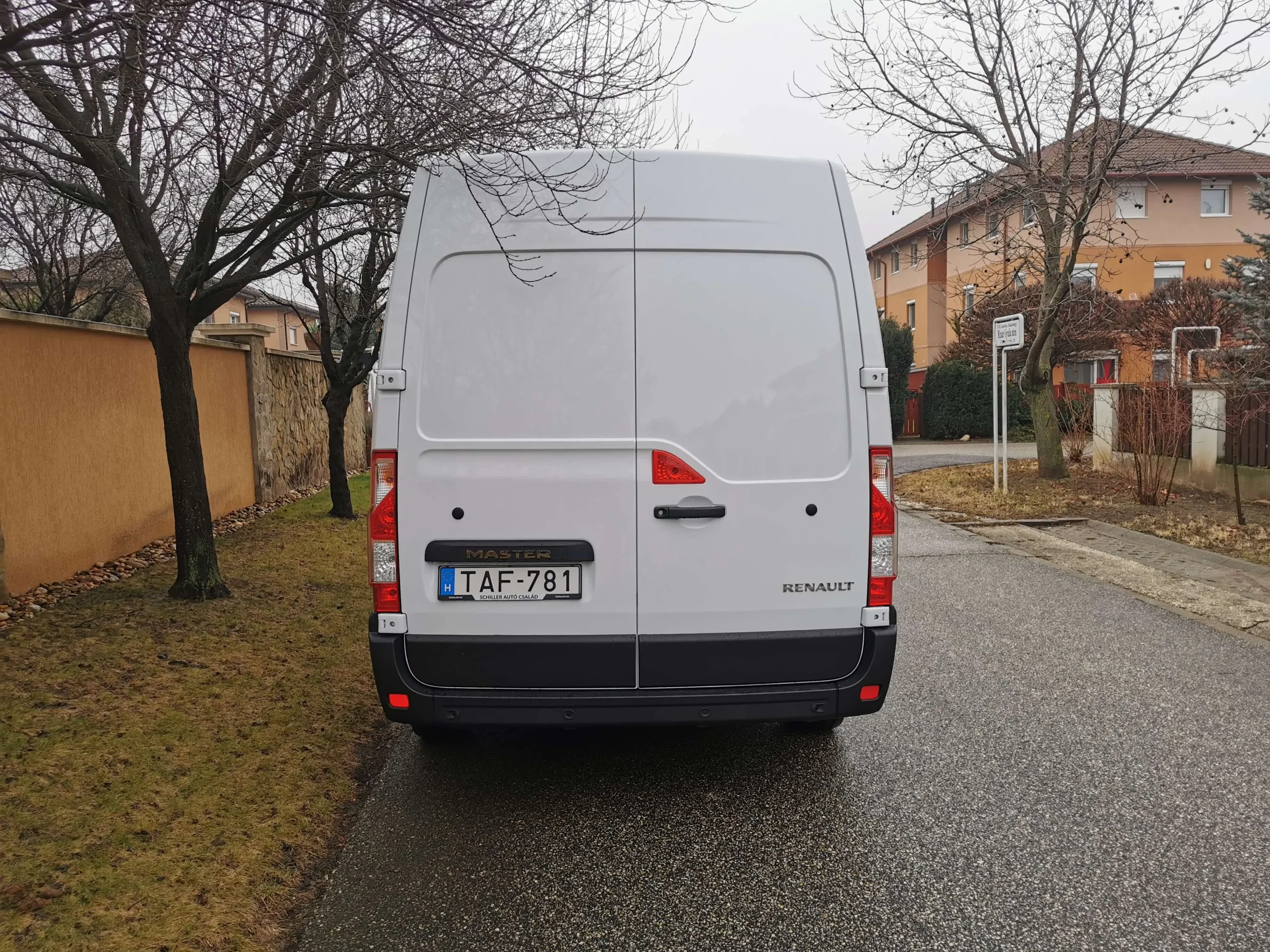 Renault Master AIBQ-231 - Green Autókölcsönző