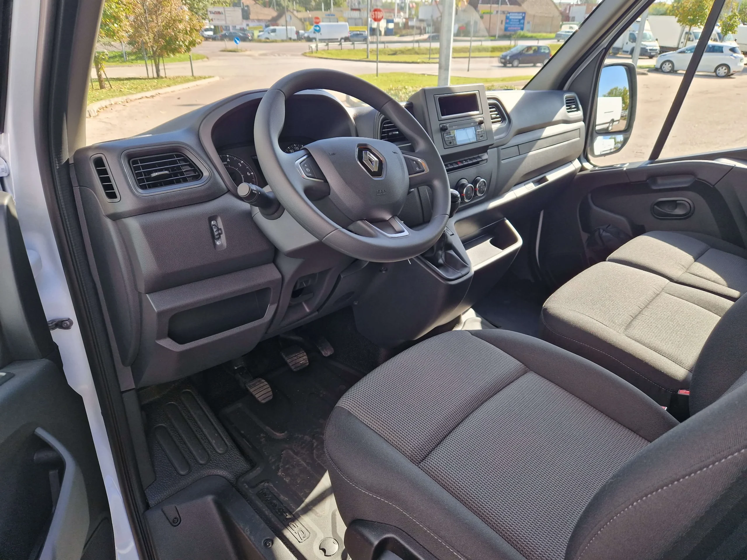 Renault Master L4H2 AADX250 - Green Autókölcsönző