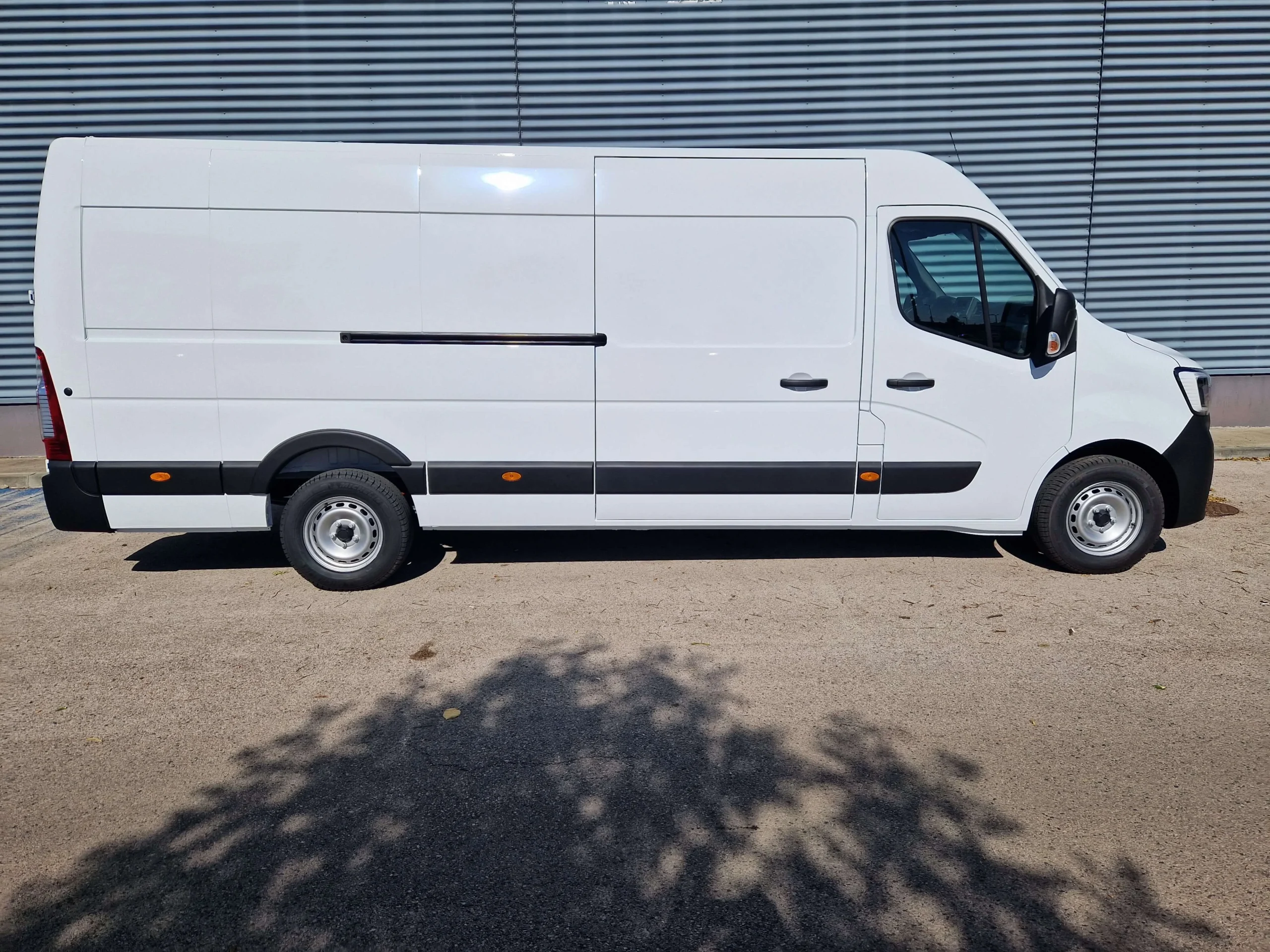 Renault Master L4H2 AADX250 - Green Autókölcsönző