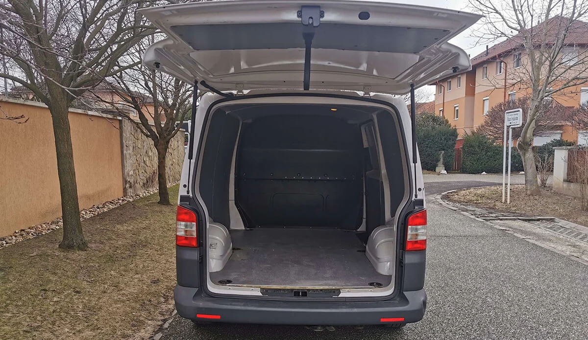 VW Transporter T5 RYE-197 - Green Autókölcsönző